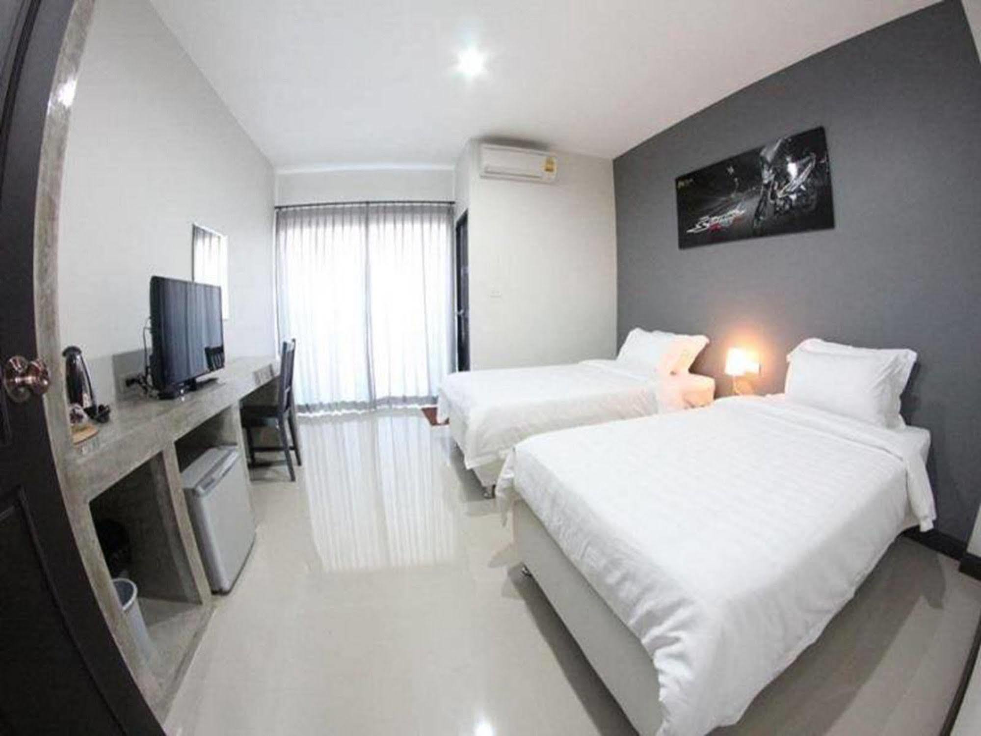Plus Hotel Loei Exterior foto